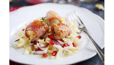 Noix de Saint-Jacques lardées et salade d’endive